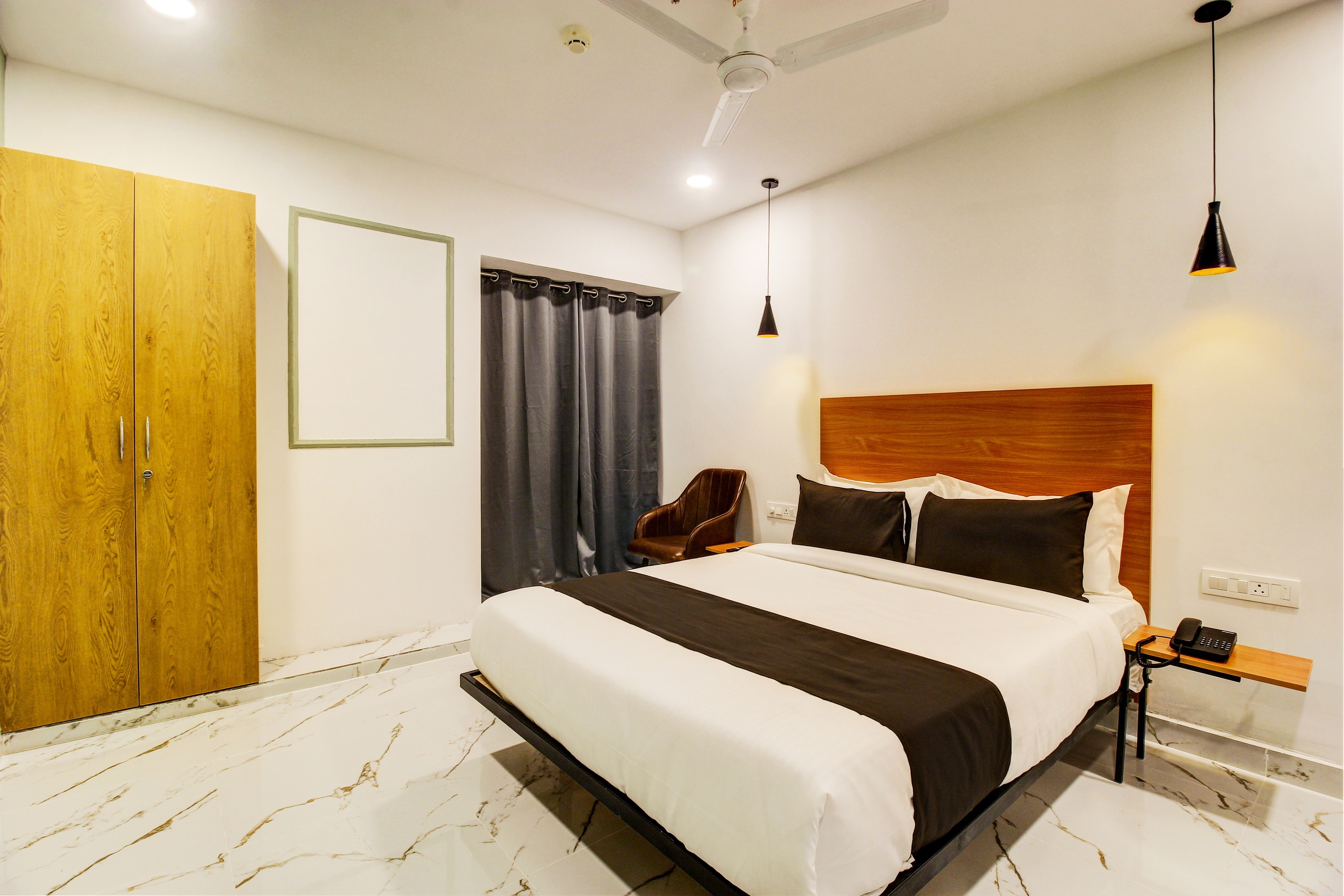 Super Townhouse Rcc Hotel Banjara Hills - Tap to explore photos