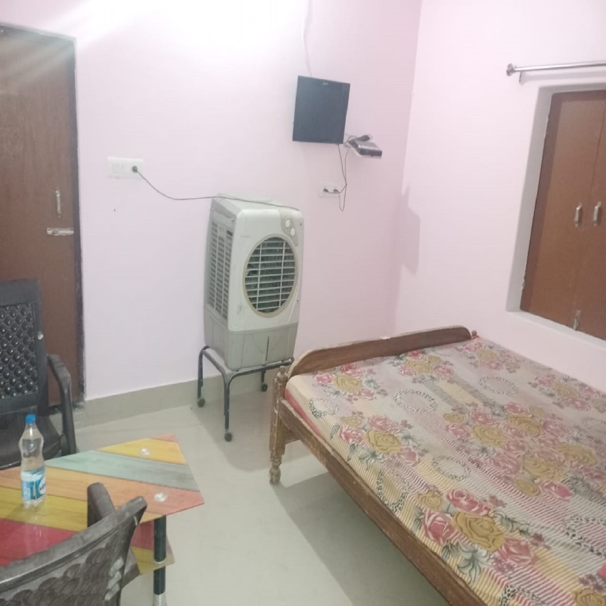 Shri Krishna Guest House - Tap to explore photos