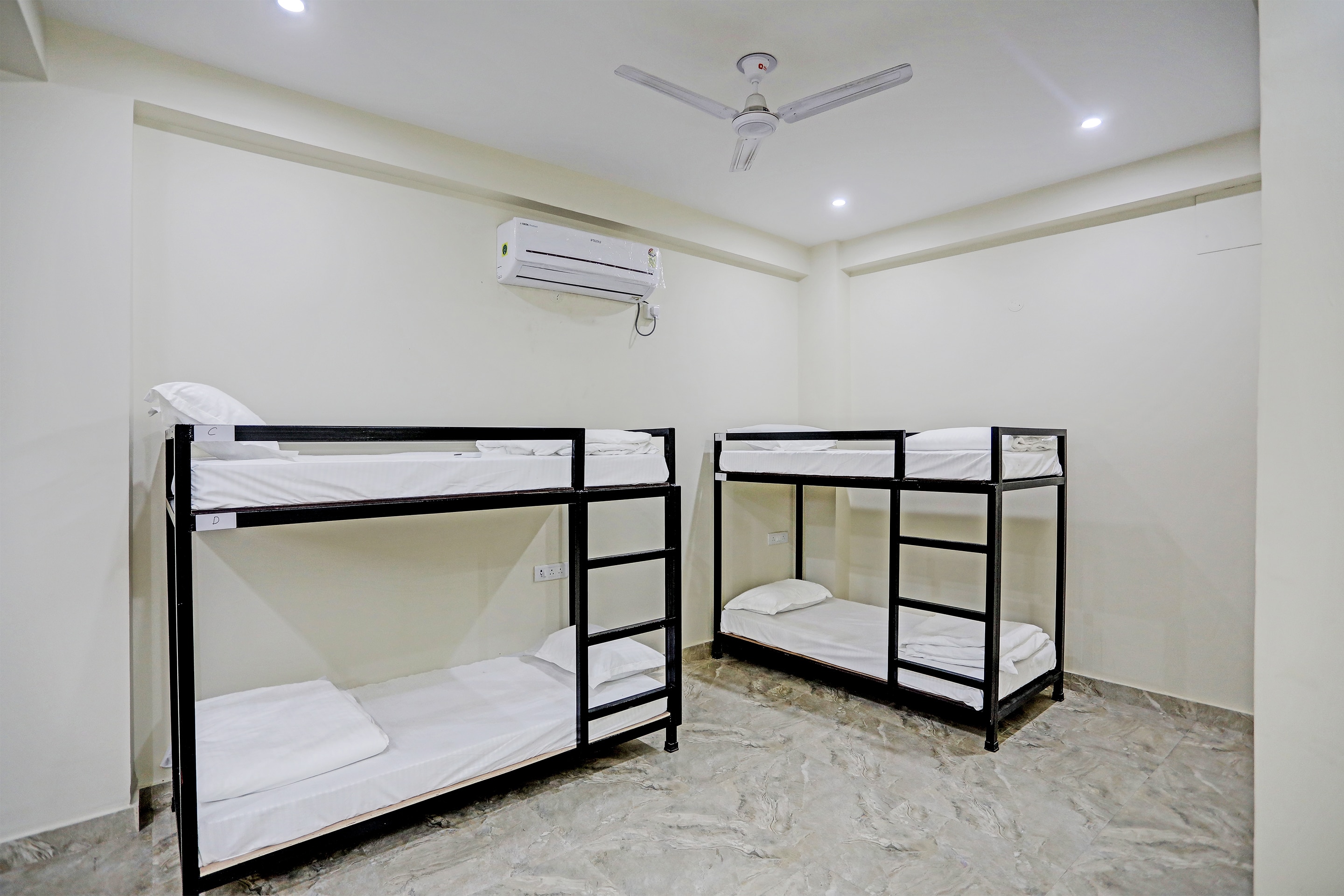Hotel SB Inn @ New Delhi - Tap to explore photos