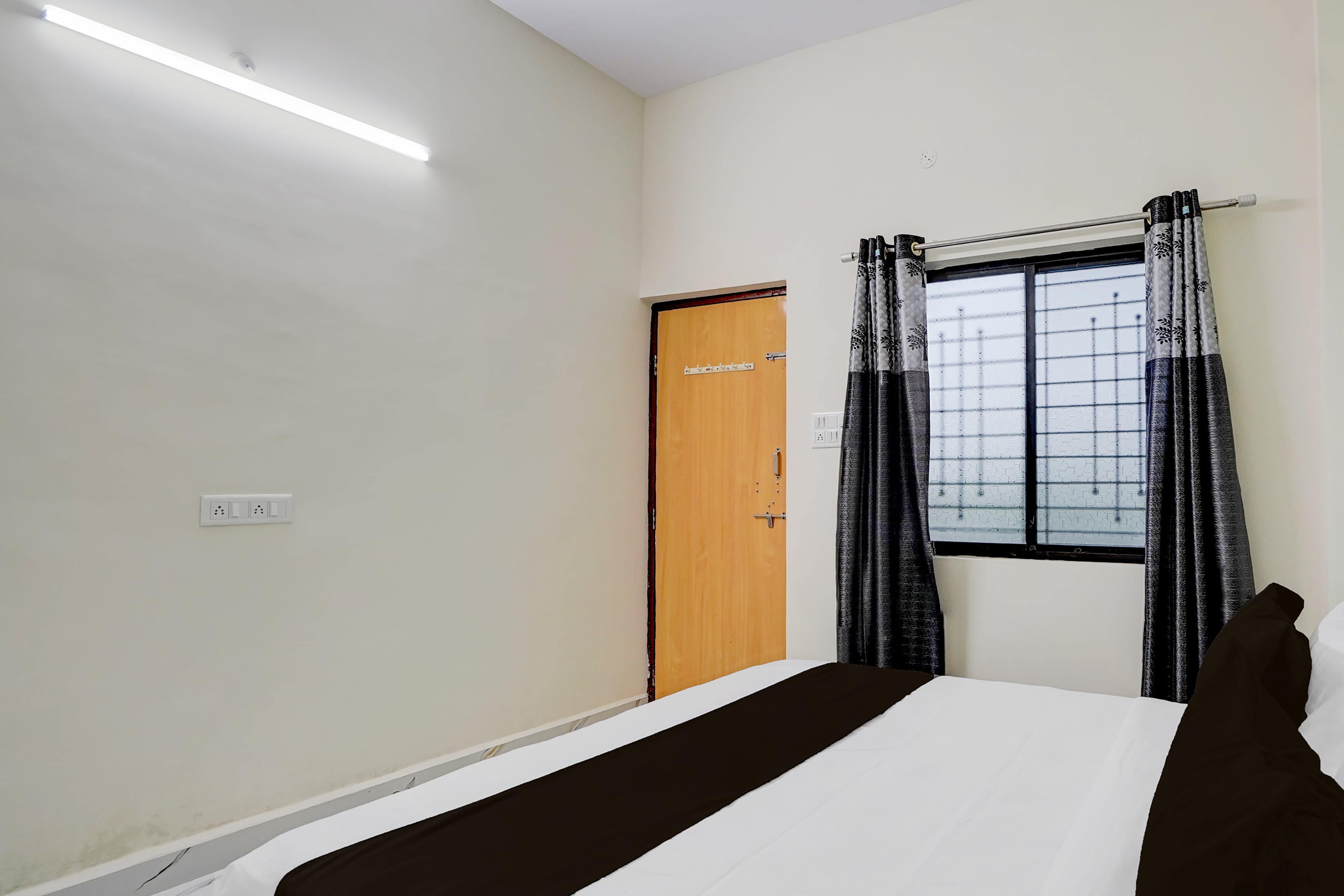 SPOT ON Hotel Royal Inn Babupet Railroad Station 5
