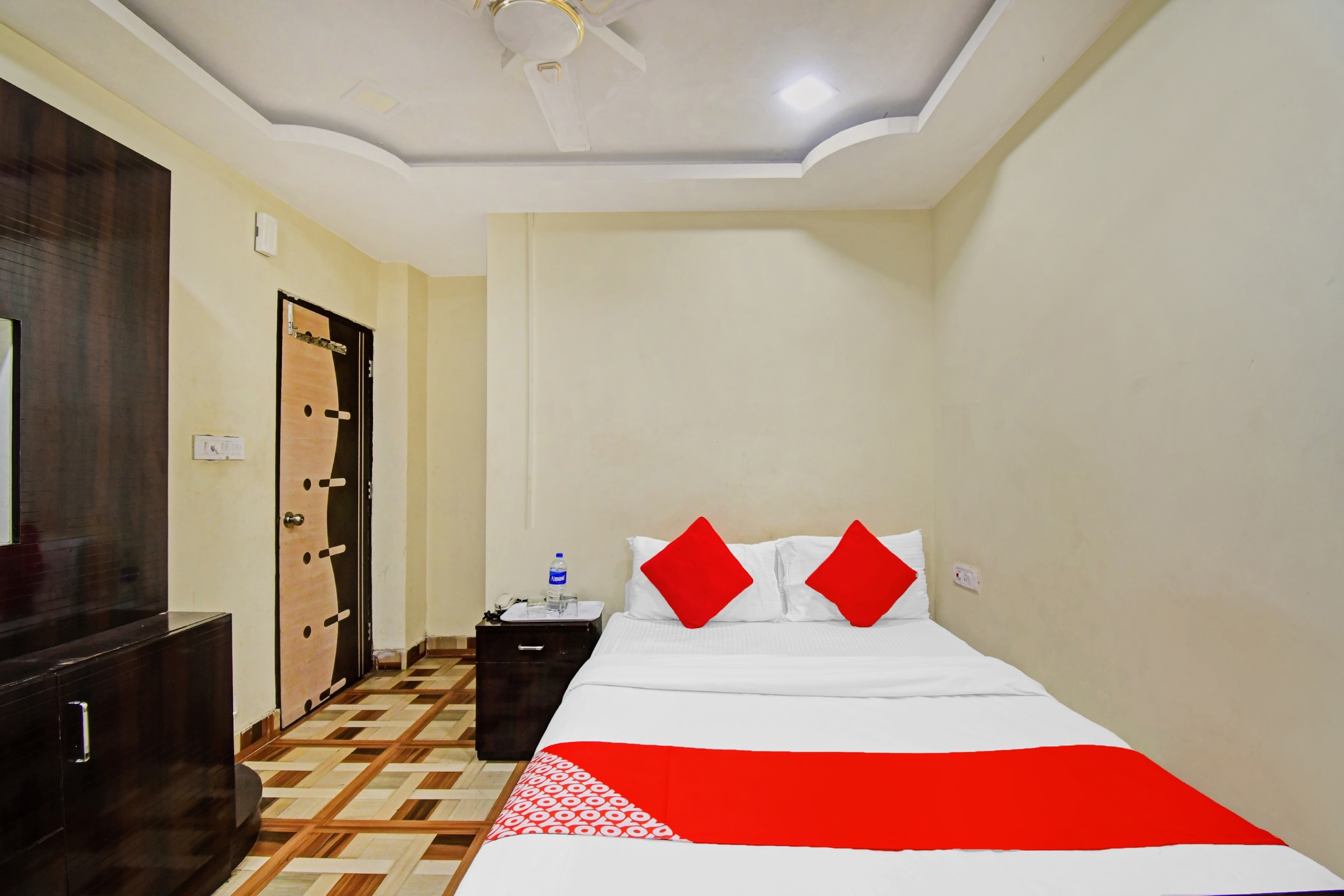 Hotel O New Aamaze Inn Near Acropolis Mall - Tap to explore photos