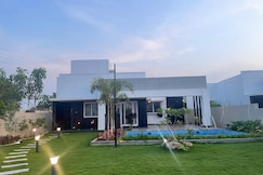 Villa with Pool and Outdoor Bar, Hosur