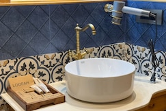 Suroor Houseboat, Srinagar