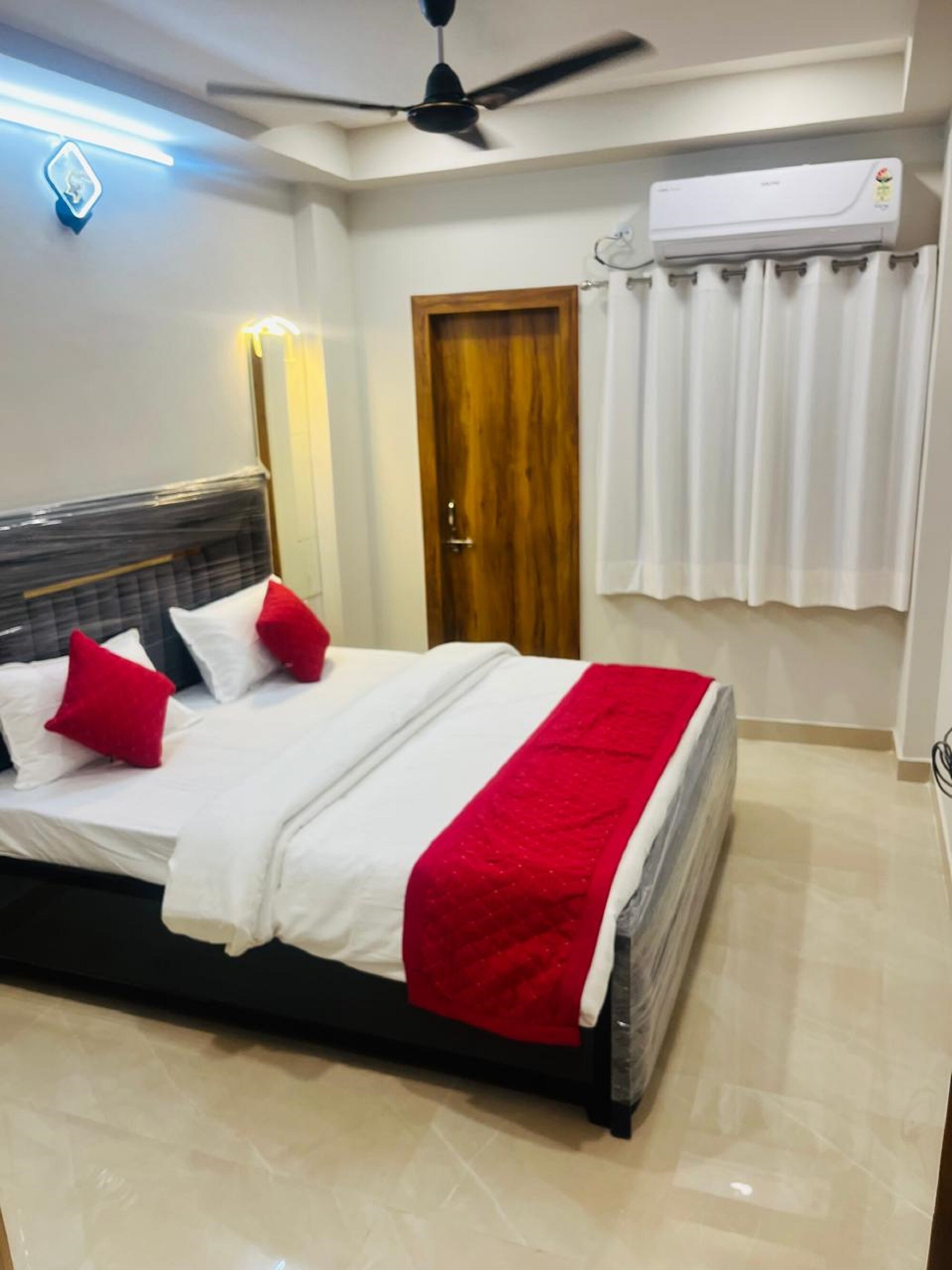 Hotel Shree Shyam Sharan - Tap to explore photos