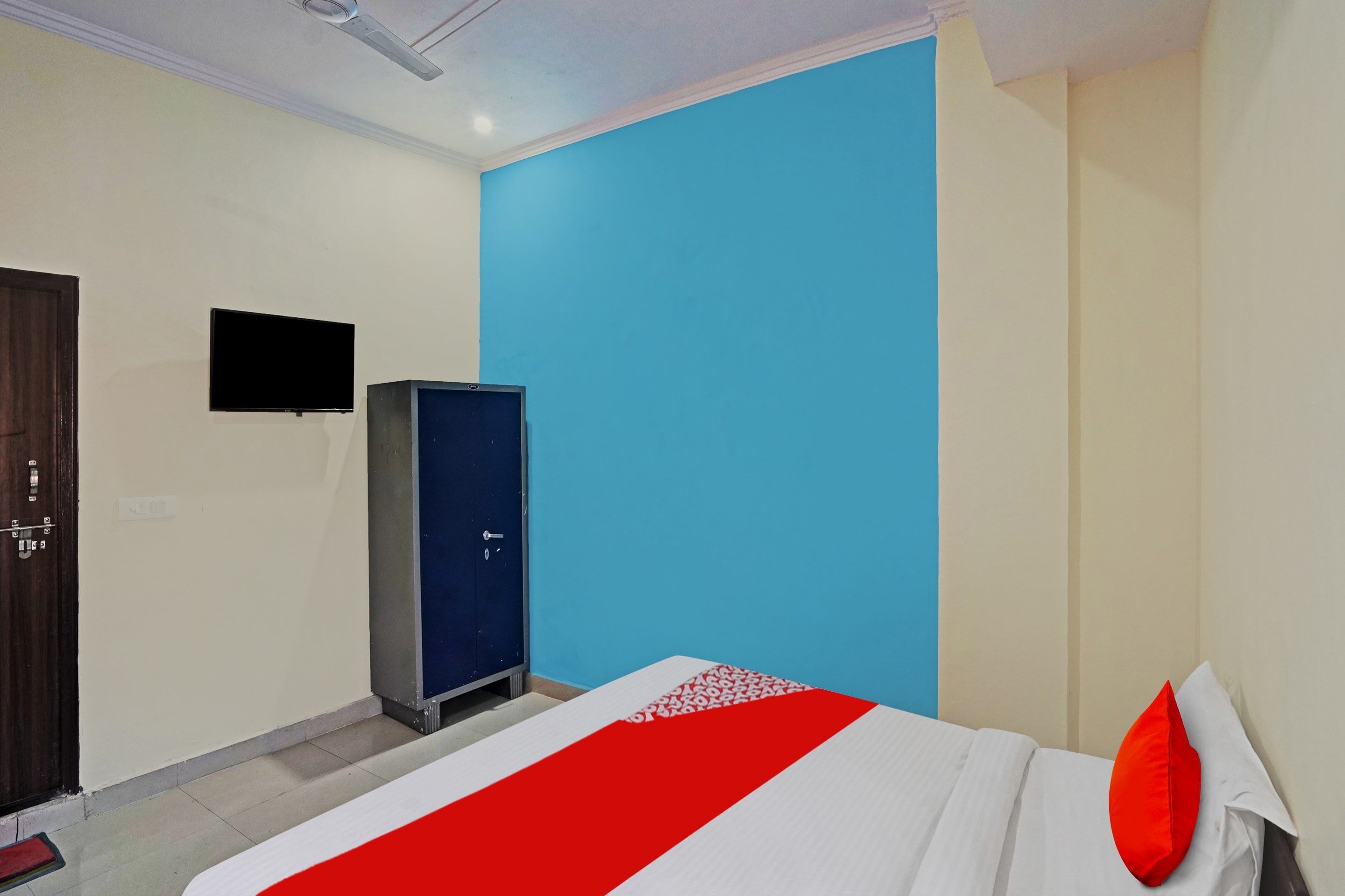 Hotel O Soho Lite Near Iskcon Temple Noida - Tap to explore photos