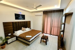 Luxe 4 BHK Villa ITheatre Night SkyJacuzzi Chillax, Indore