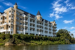 Dew River Castle | Lake View Stay Aluva, Cochin