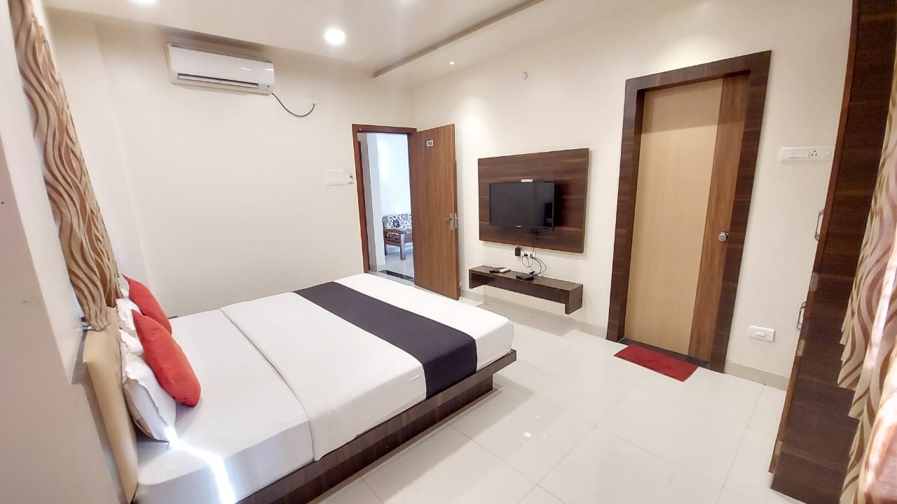 Hotel Grand Inn Baner - Tap to explore photos