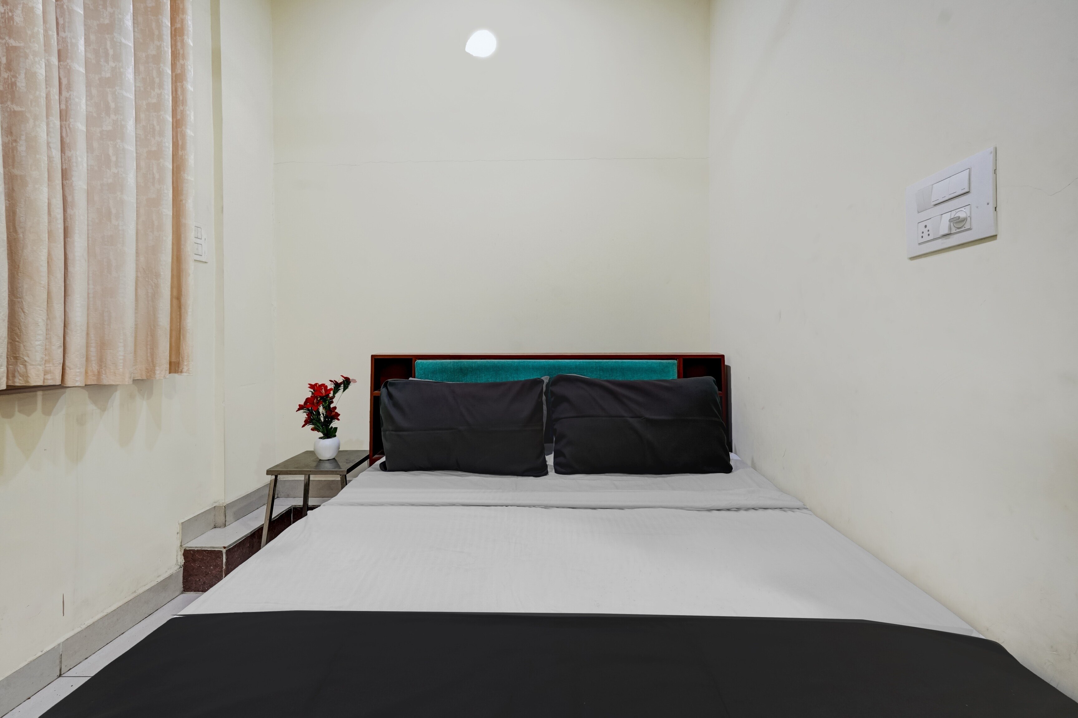 Hotel O CHAMUNDESHWARI COMFORT - Tap to explore photos