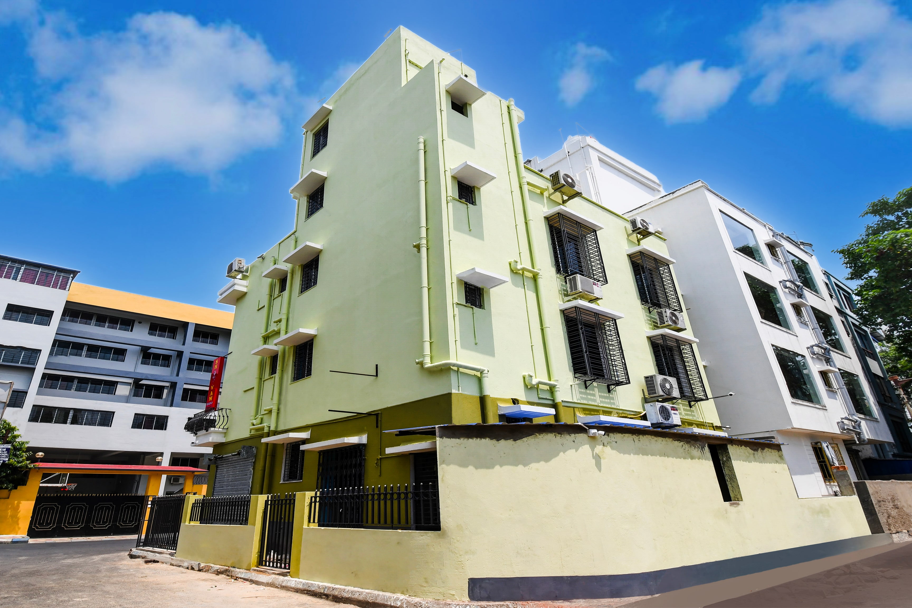 Hotel O Shivam Regency Near Acropolis Mall - Tap to explore photos