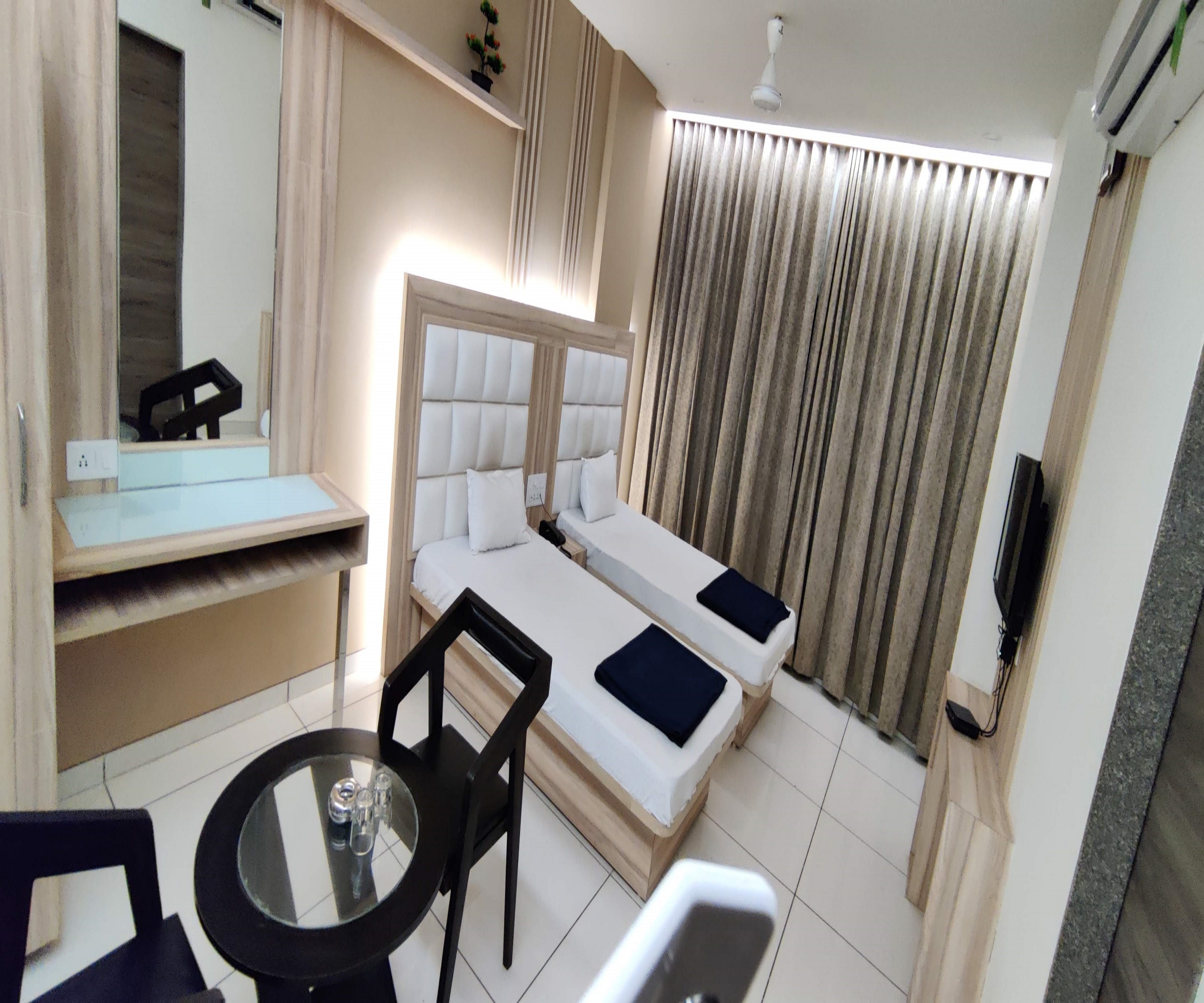 HOTEL DARSHAN & GUEST HOUSE - Tap to explore photos