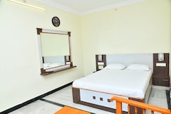 MAHALAKSHMI DELUXE LODGE, Kutralam