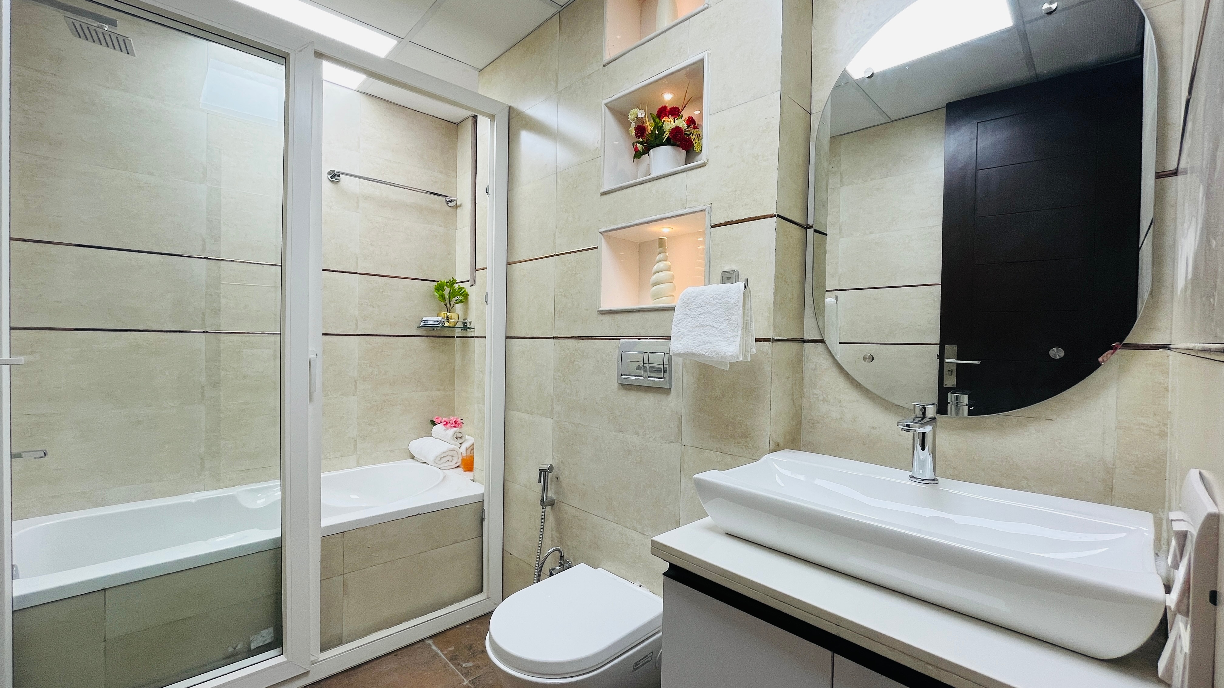 BluO Studio Noida - BathTub, Gym, Balcony, Garden - Tap to explore photos