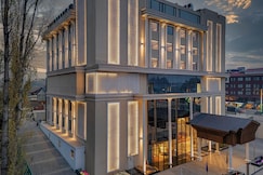 Ramada Encore by Wyndham Rajbagh Srinagar, Srinagar