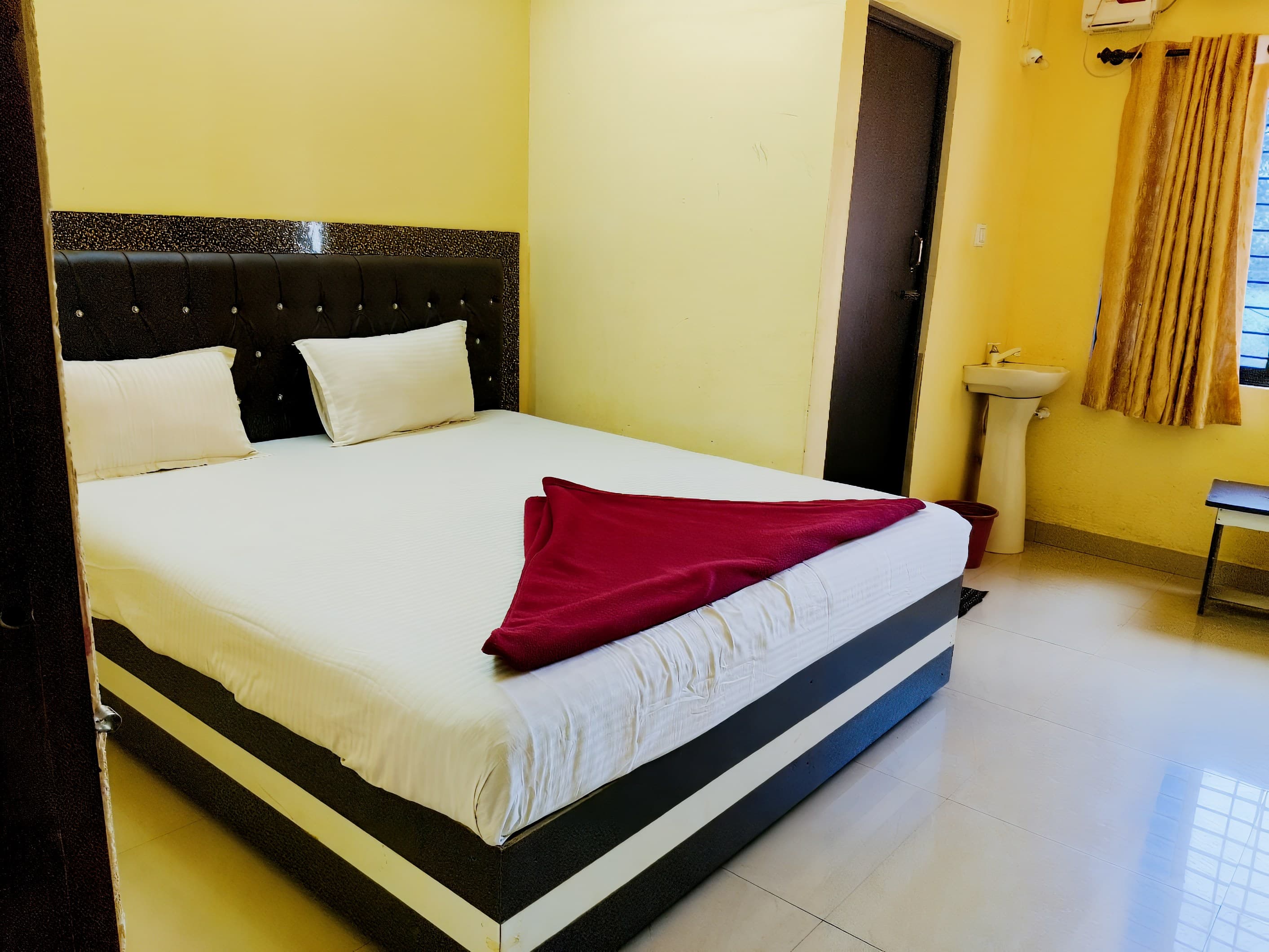 Hotel Kamath Inn - Tap to explore photos