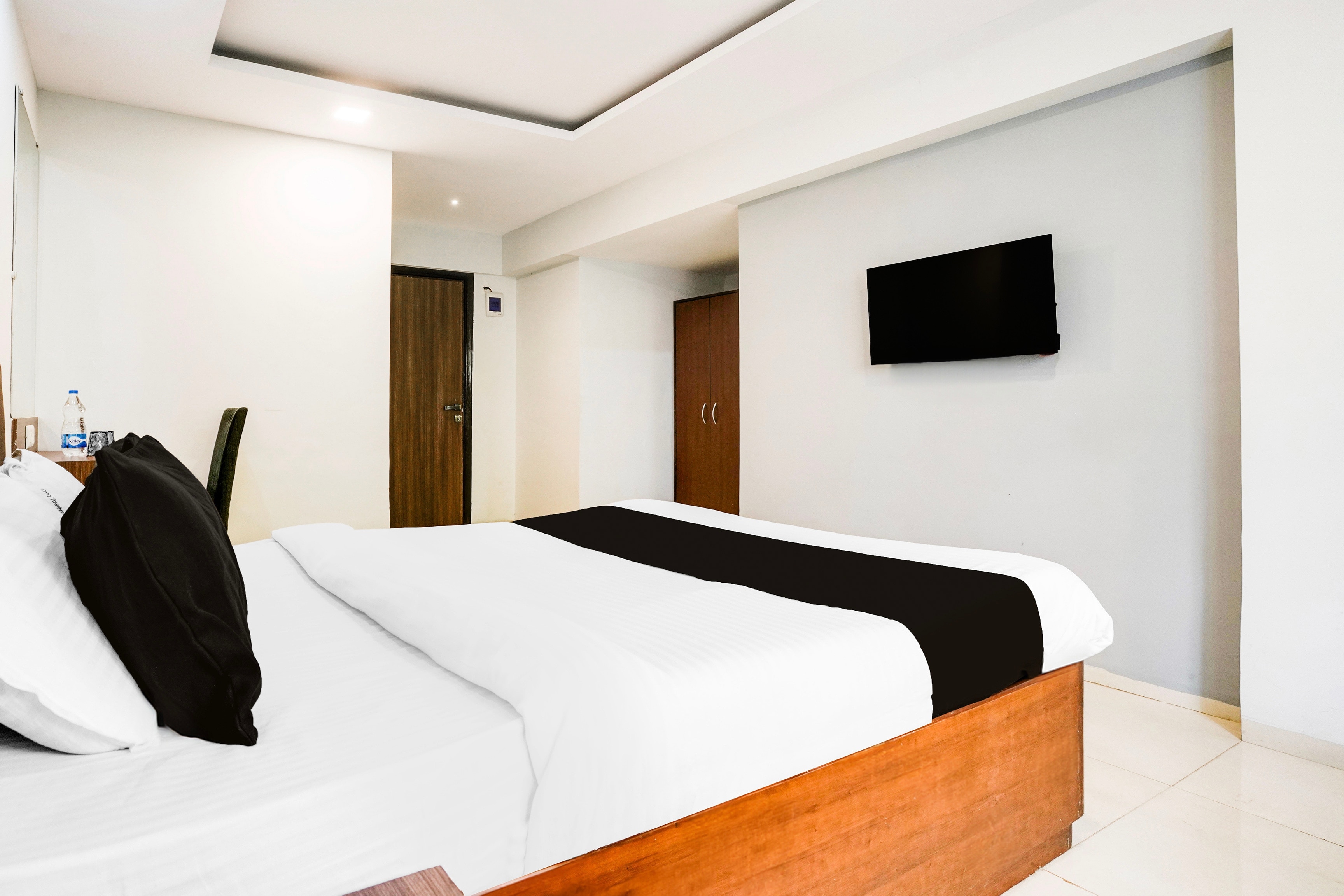 Super Townhouse Marol Near Mumbai Airport - Tap to explore photos