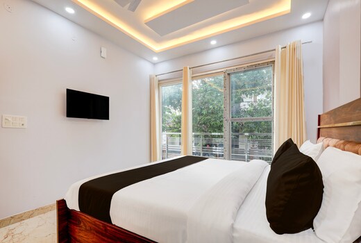 Hotel O Pari Chowk Metro Station