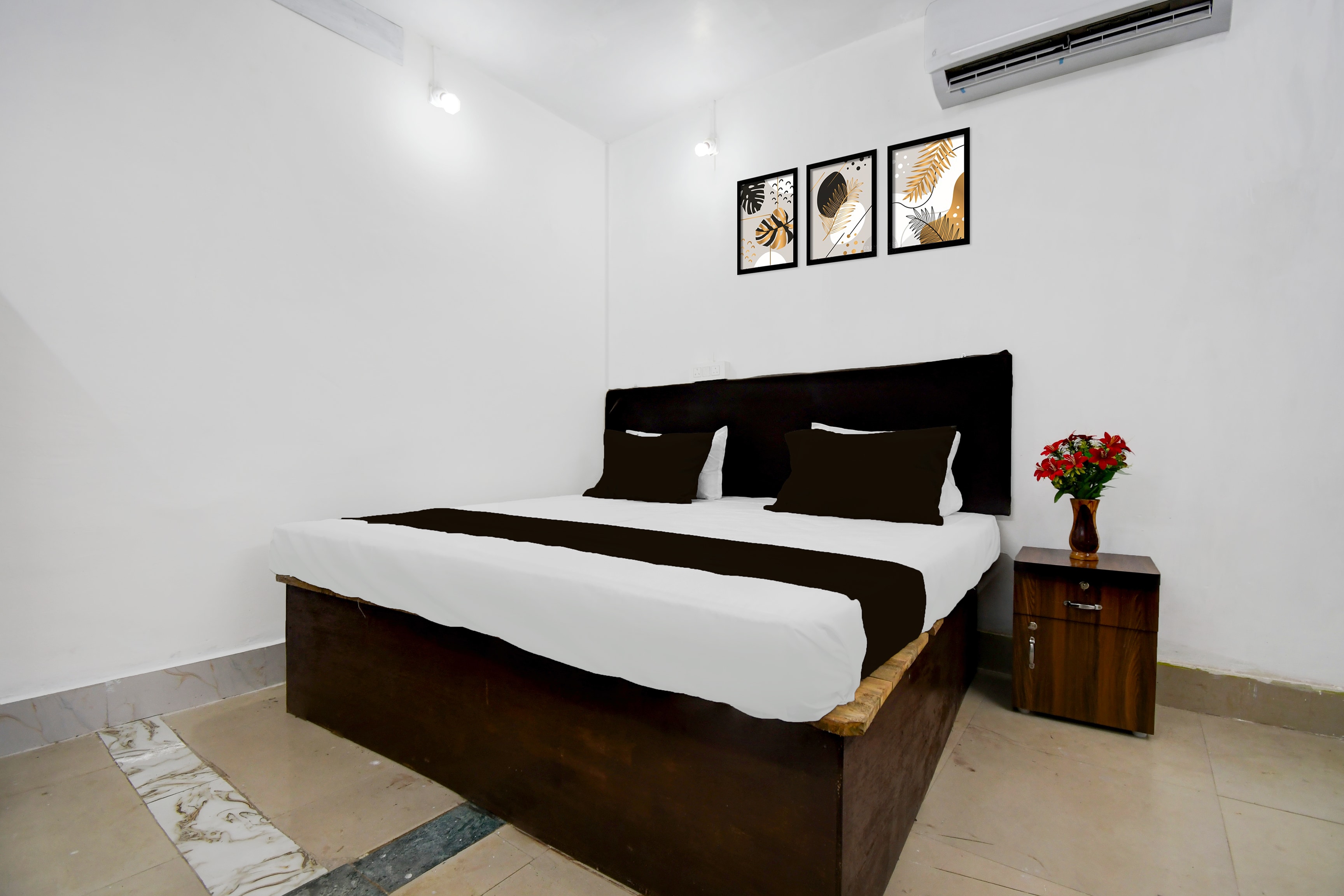 Hotel O Gaya Railway Junction Formerly Family Guest House - Tap to explore photos