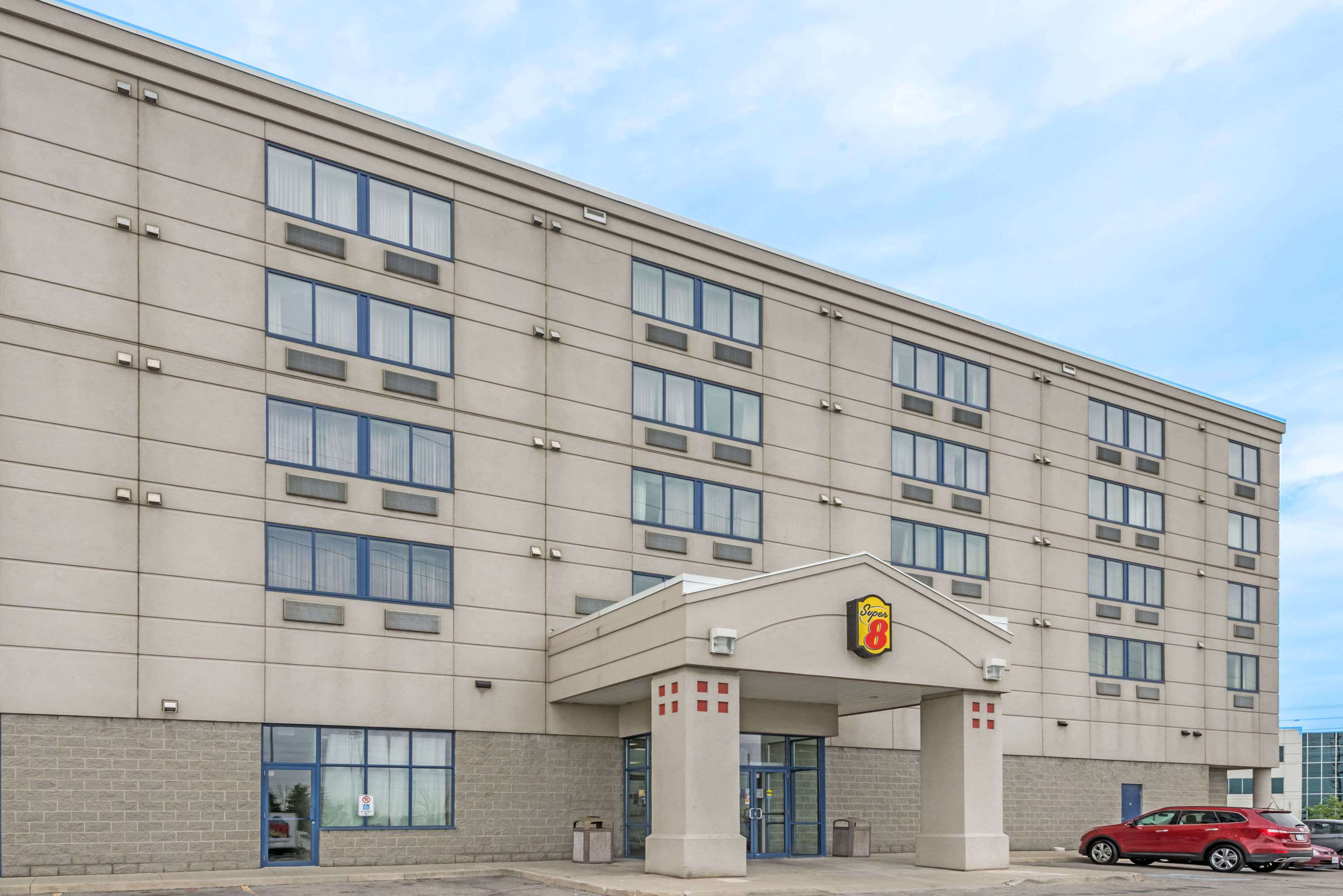 Super 8 by Wyndham Mississauga - Tap to explore photos