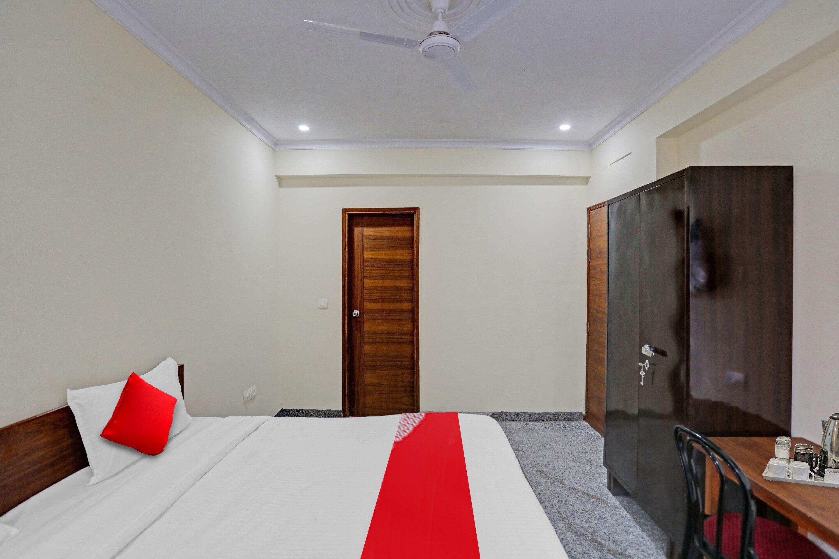Hotel O Unicorn Rooms Near Omaxe Celebration Mall - Tap to explore photos