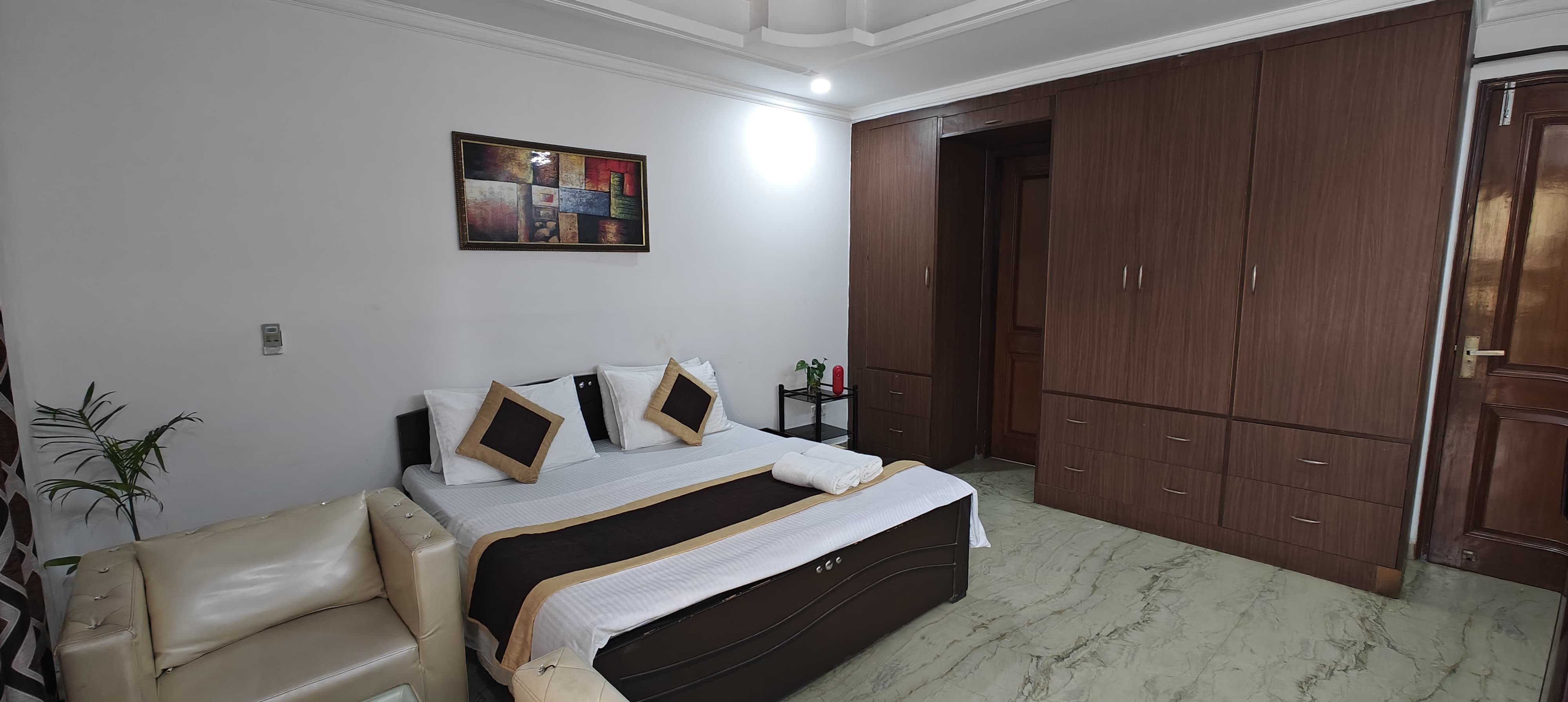 Hotel Ashiyana Elite near by golf course road - Tap to explore photos