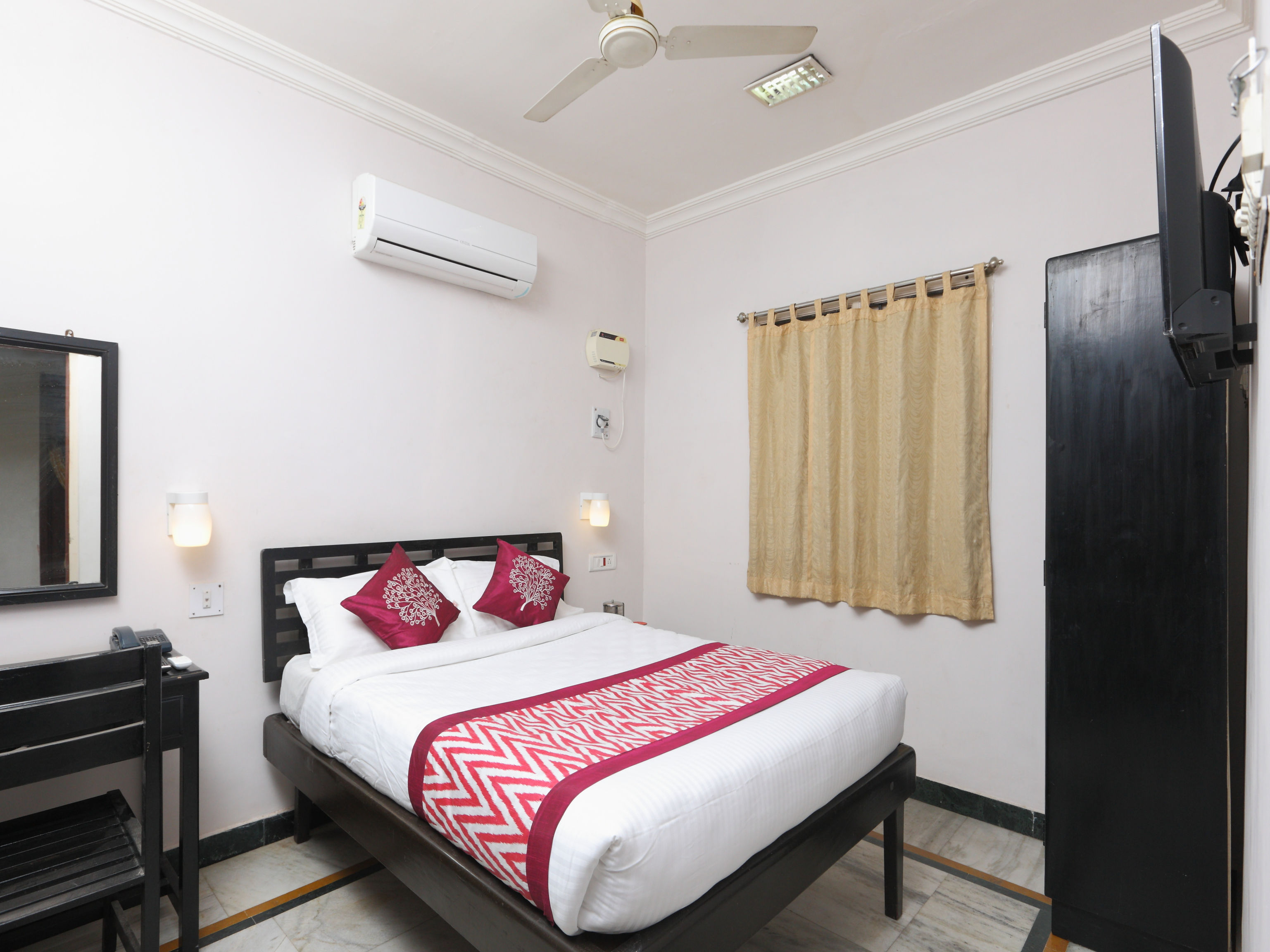 Krishna Park Guest House - Tap to explore photos
