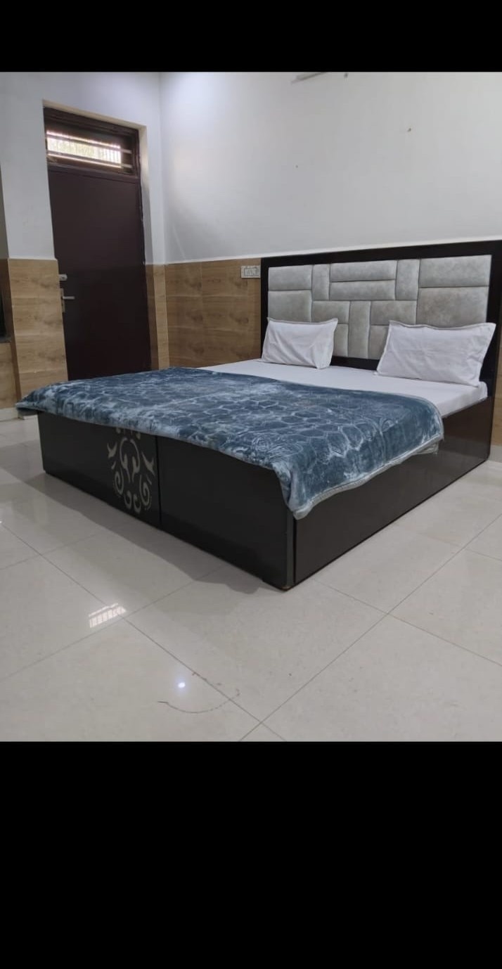 Shriji Rooms - Tap to explore photos