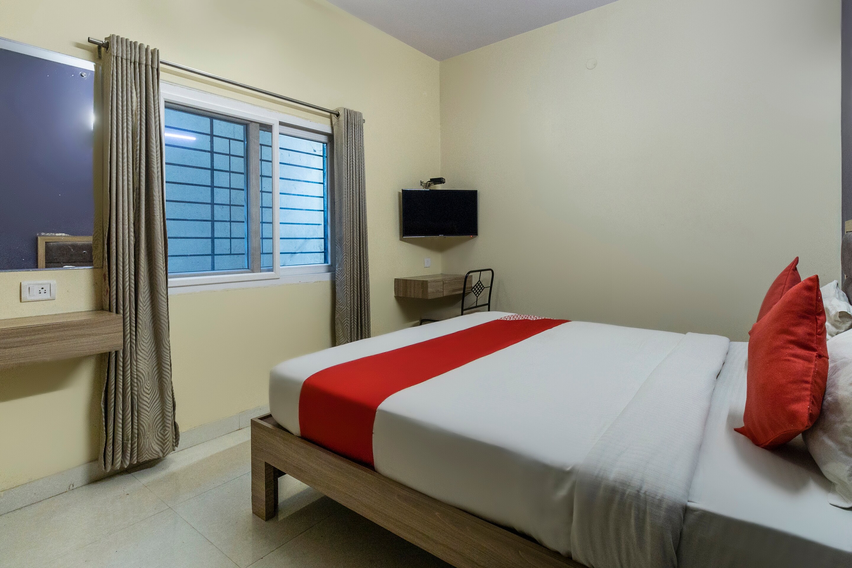 Hotel O Golden Inn Near Cubbon Park - Tap to explore photos