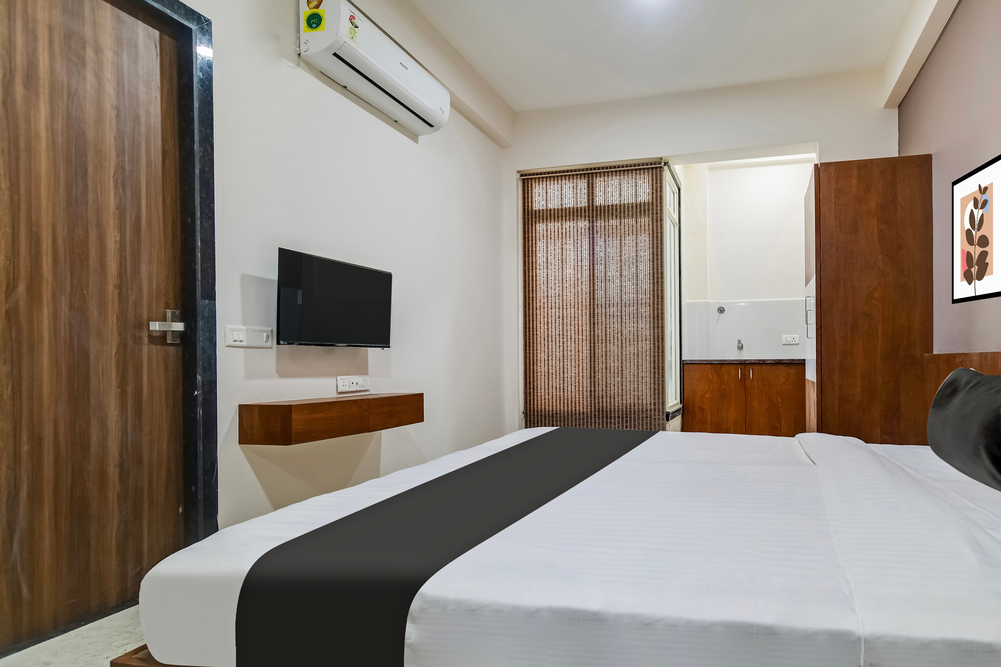 Super OYO 823962 Hotel Fusion Stays - Tap to explore photos