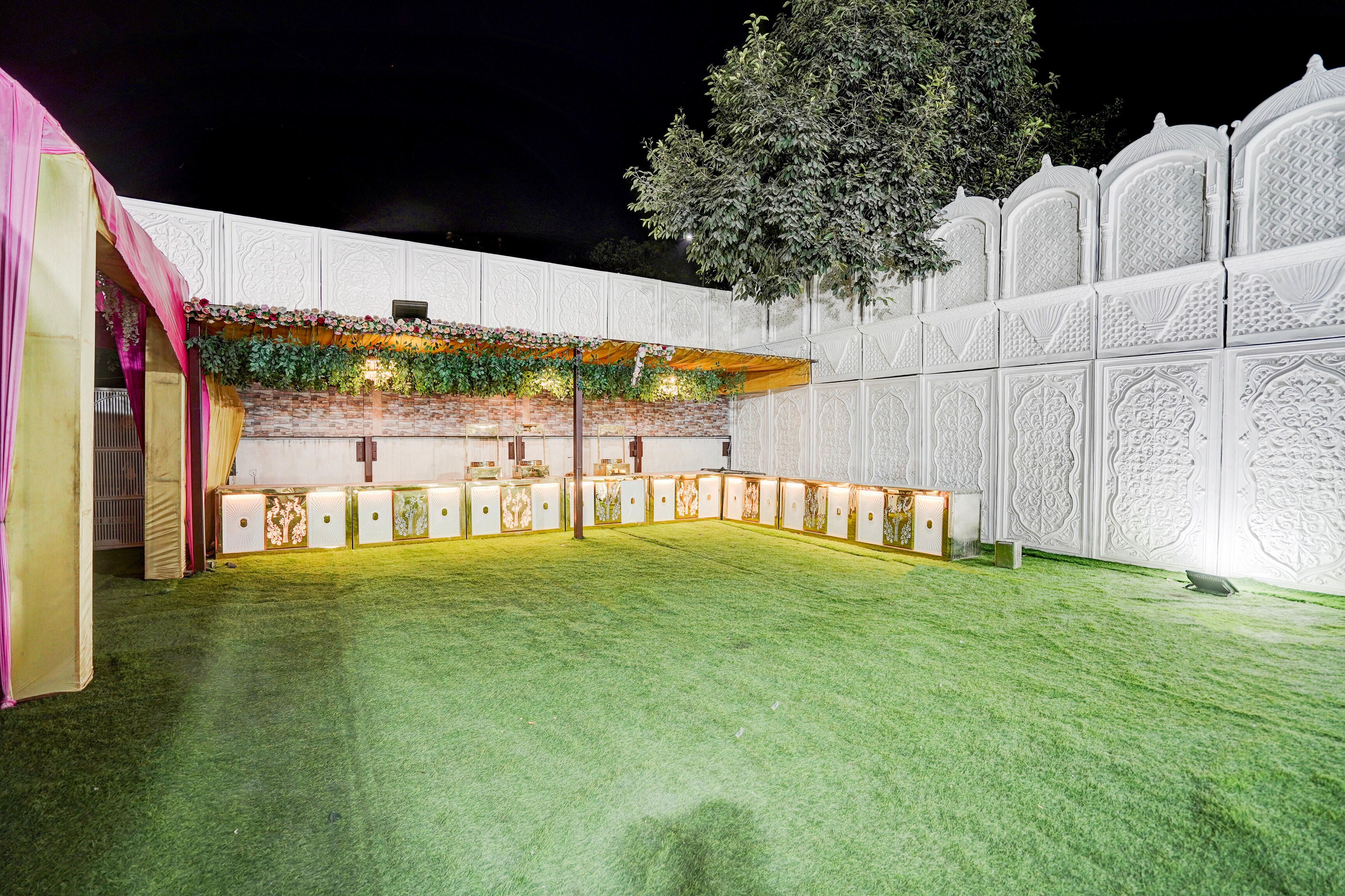 Townhouse NOIDA BUSINESS SUITES - Tap to explore photos