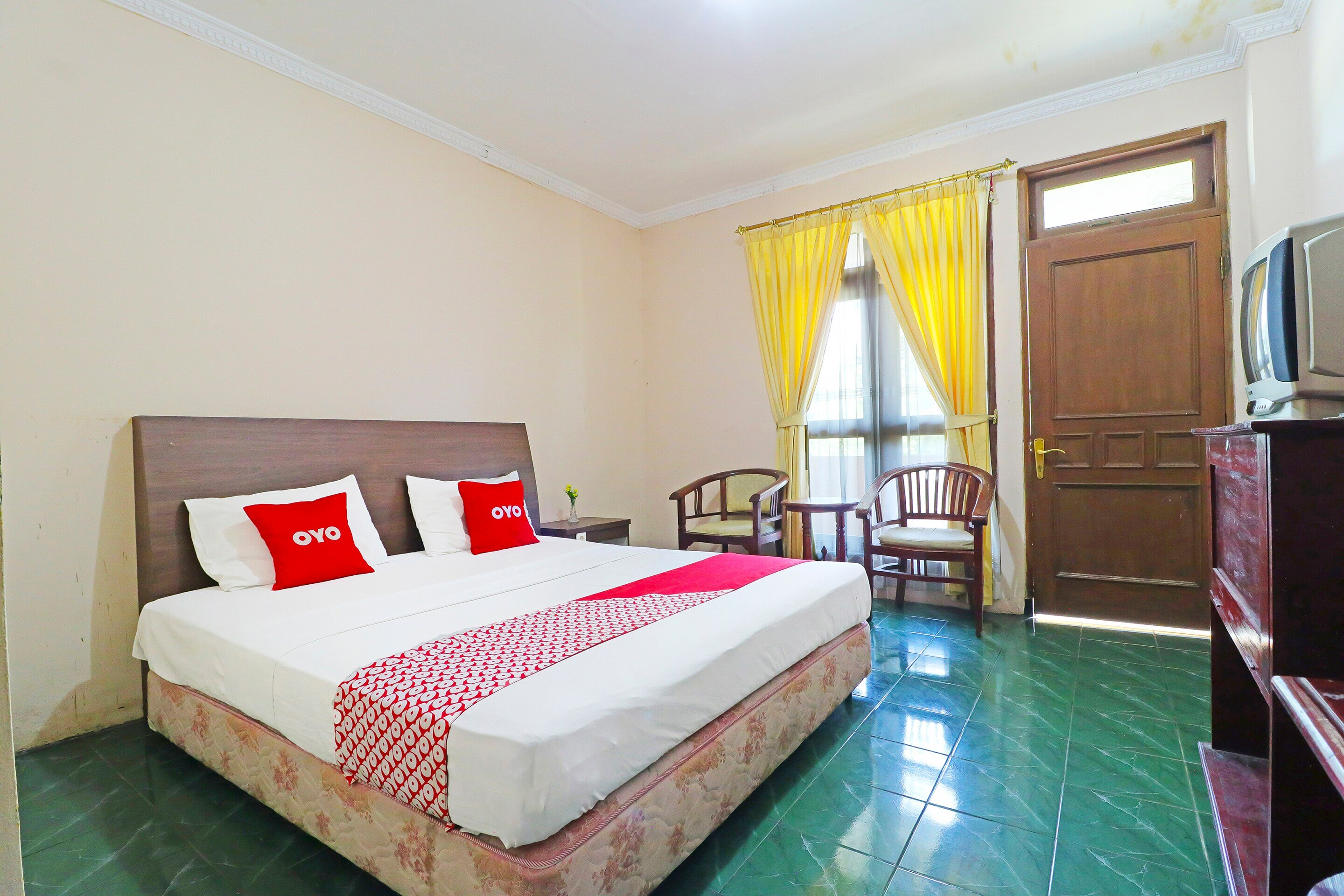 Super OYO 90382 Hotel Sarah Sukabumi - Tap to explore photos