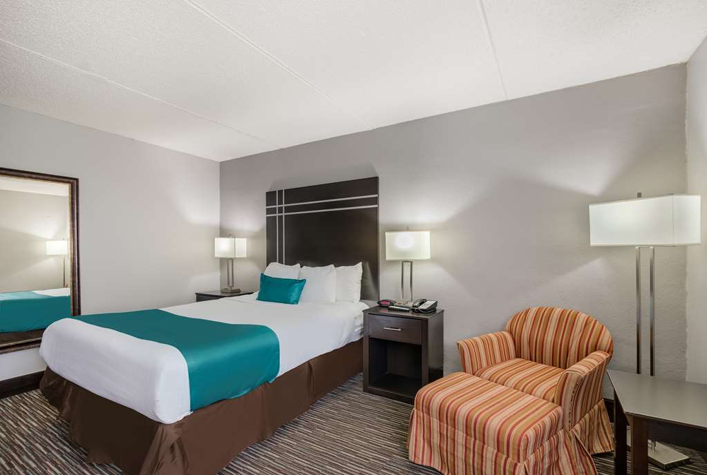 BEST WESTERN WAUKESHA GRAND - Tap to explore photos