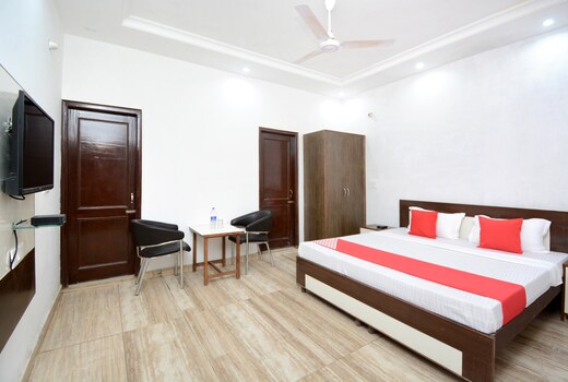 Oyo 30349 Hotel Mm Crown Zirakpur Inr 278 Off 2 6 5 5 Hotel