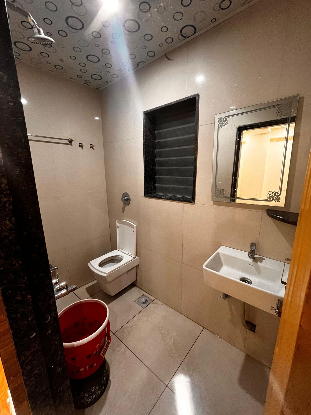 Shree Balaji Lodging - Tap to explore photos