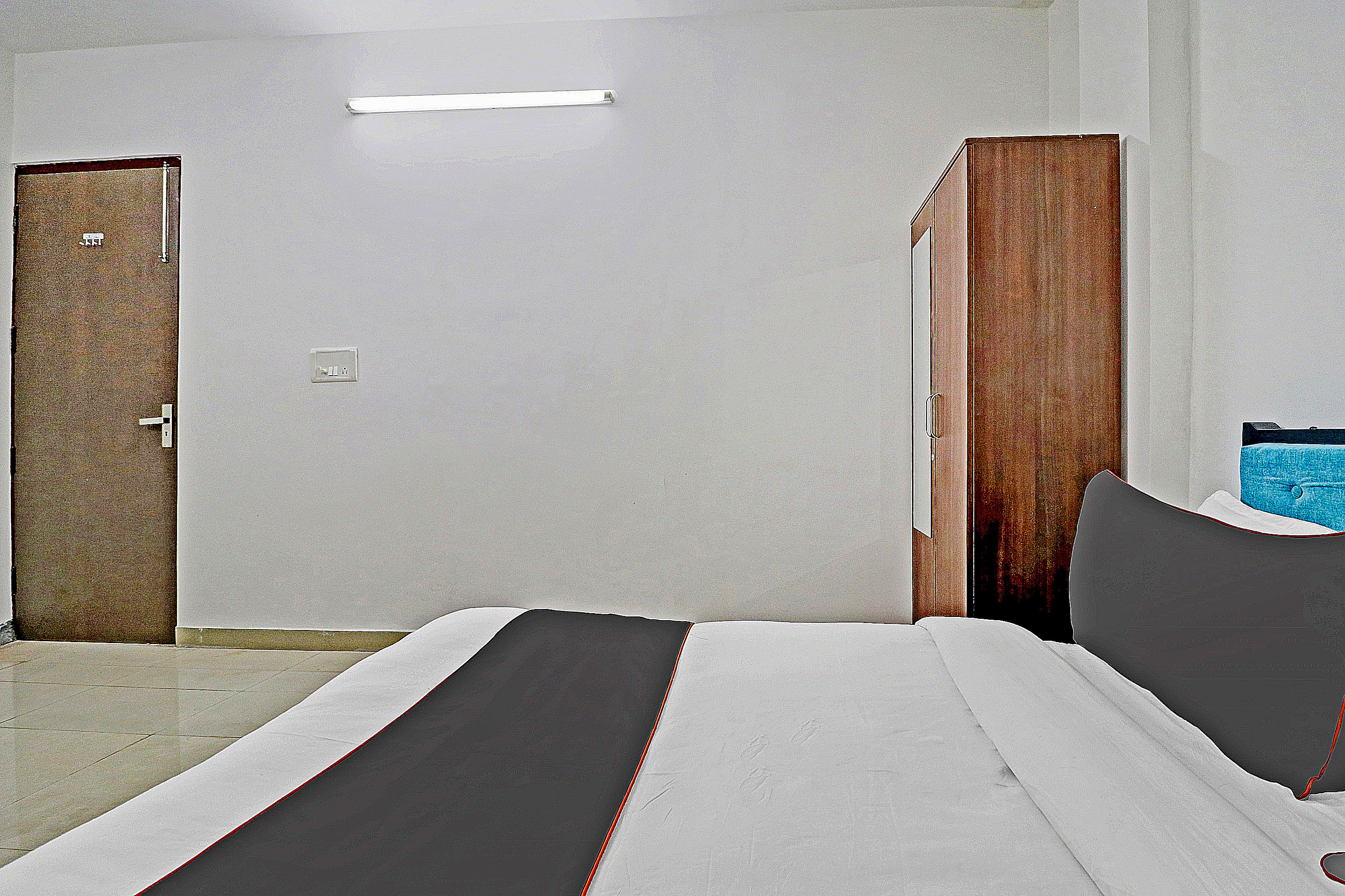 Capital O Saket Villa Near Dlf Avenue Saket - Tap to explore photos