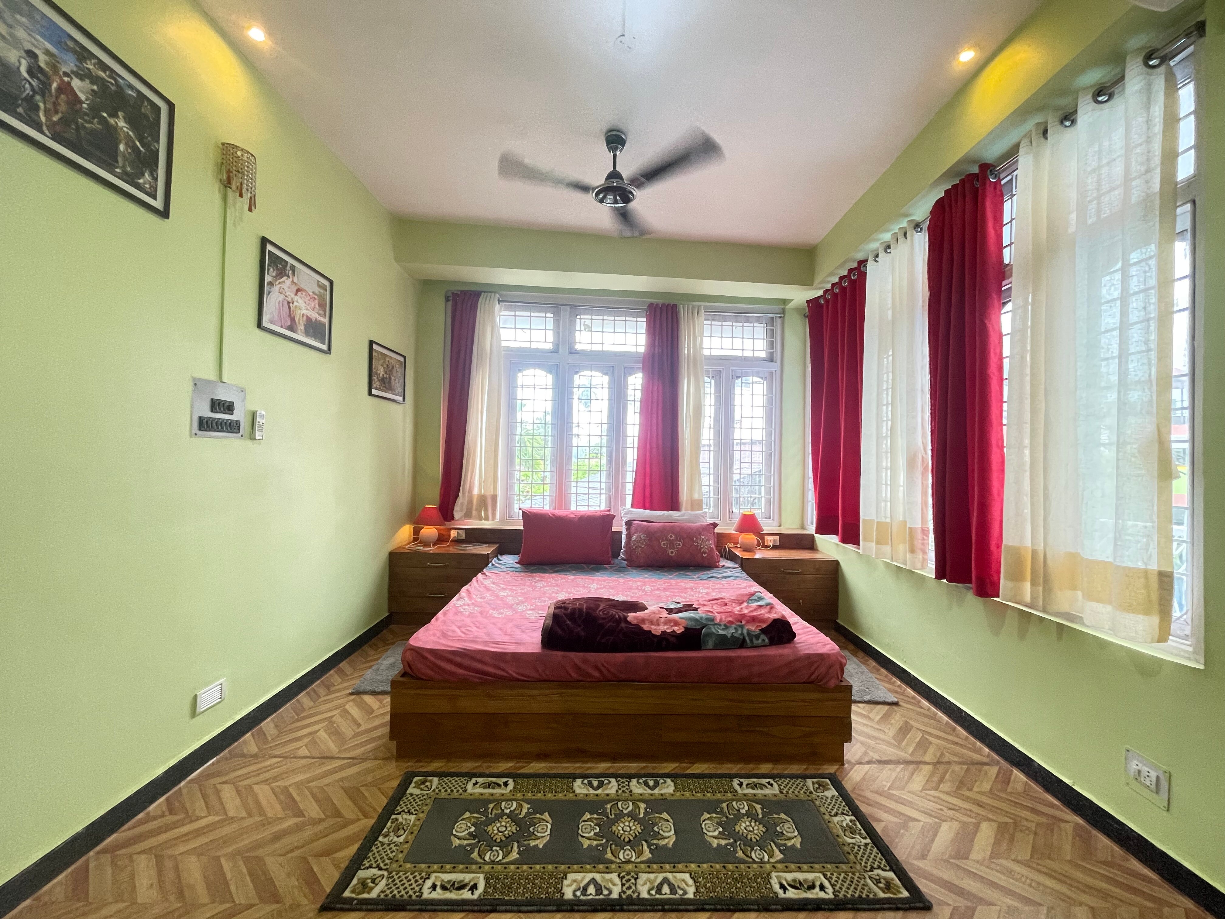 Parizat - 2 Rooms with Living Area - Tap to explore photos