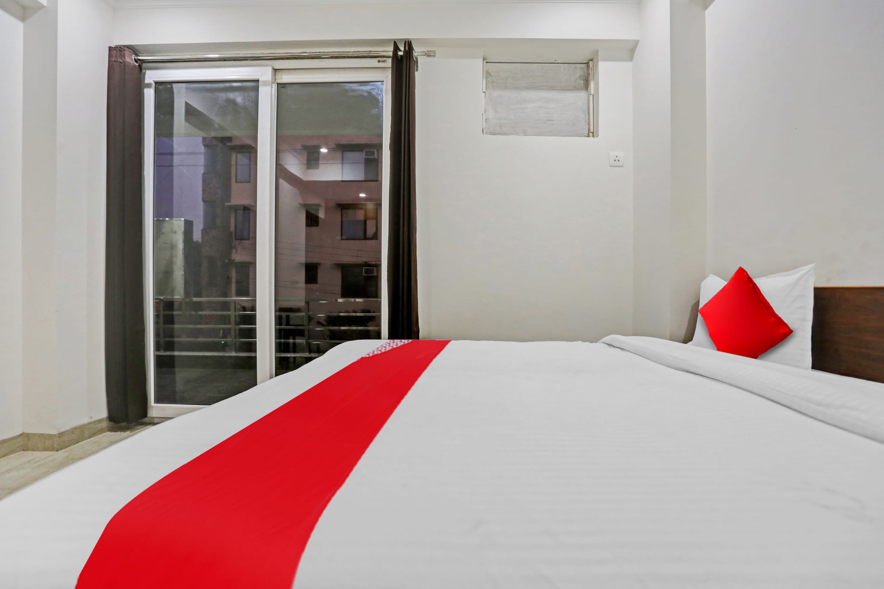 Hotel O Unicorn Rooms Near Omaxe Celebration Mall - Tap to explore photos