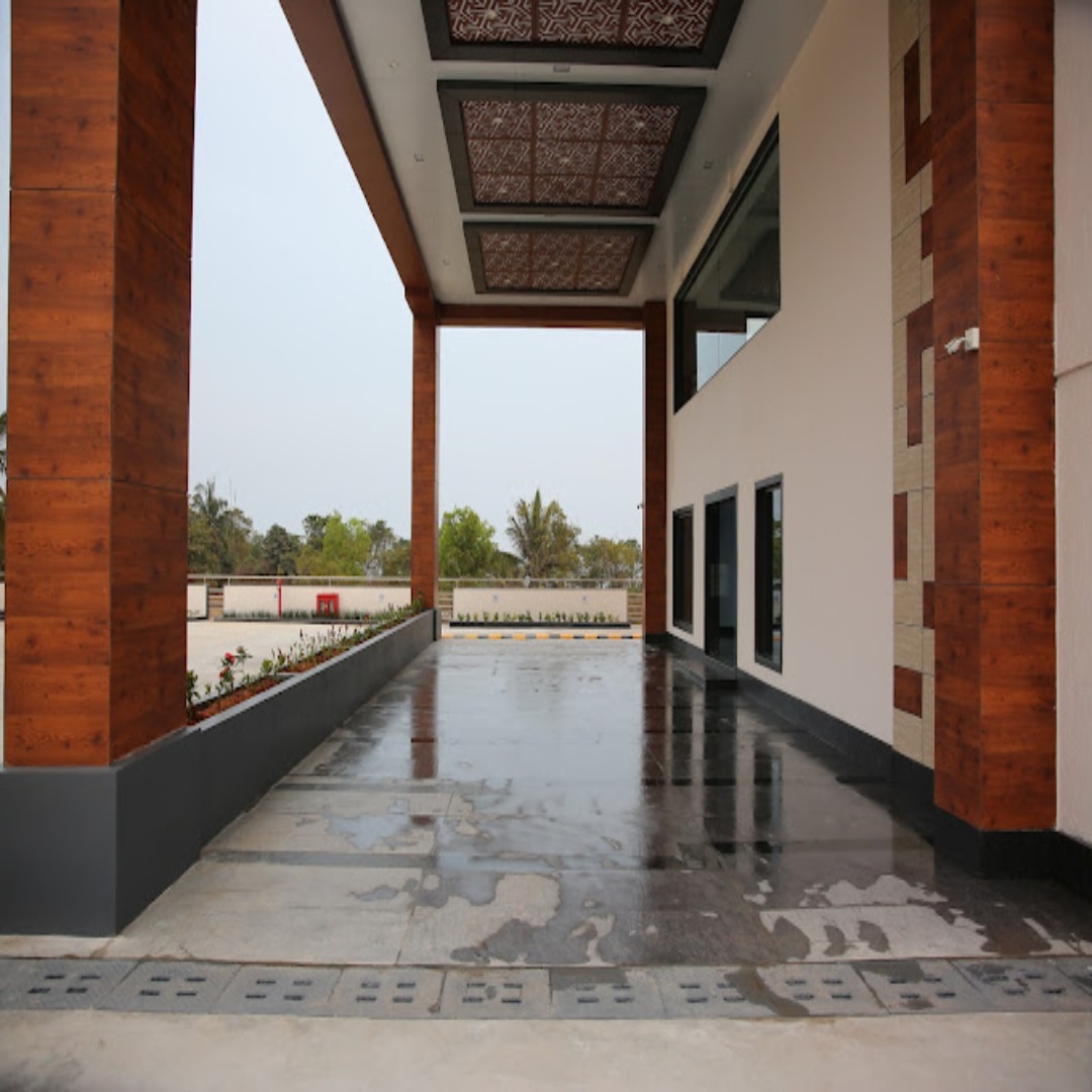 A1Grand Rooms - Tap to explore photos