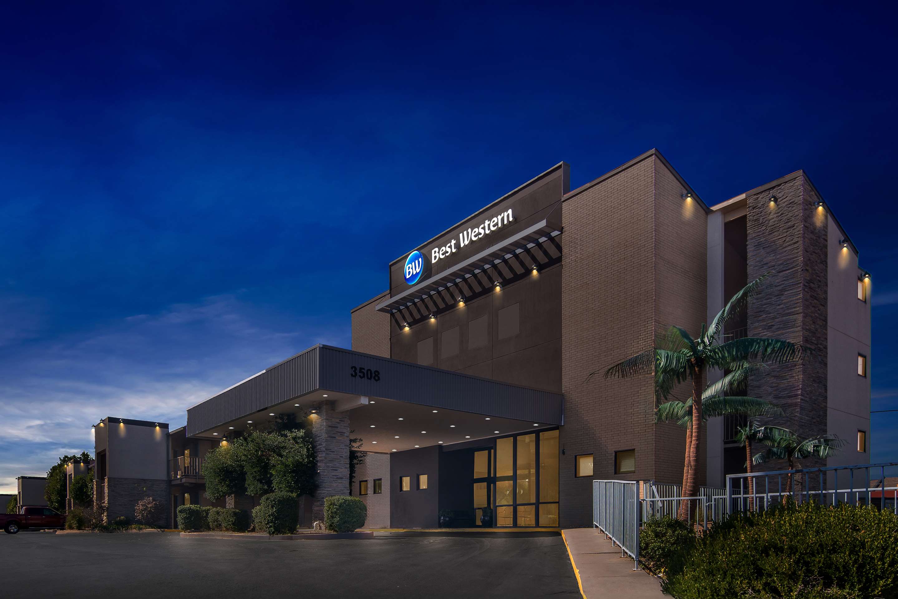 Best Western The Oasis at Joplin - Tap to explore photos