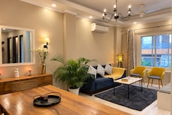 Bright and Eclectic 3 bedroom modern apartment free wifi, Delhi