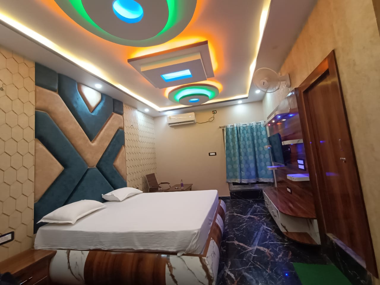 Hotel Ray & Son's Residency - Tap to explore photos