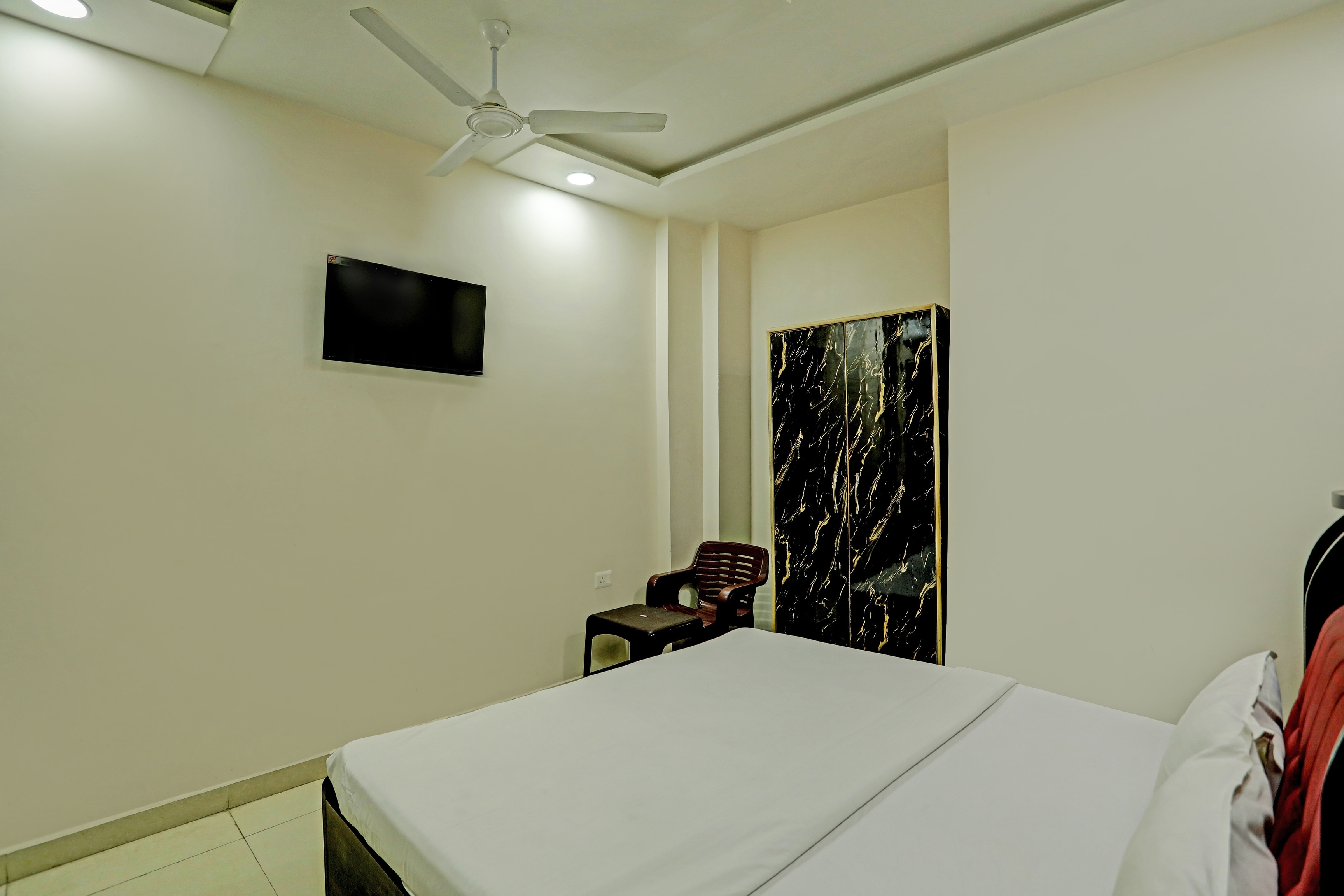 Super OYO 821181 Hotel Solam Inn - Tap to explore photos