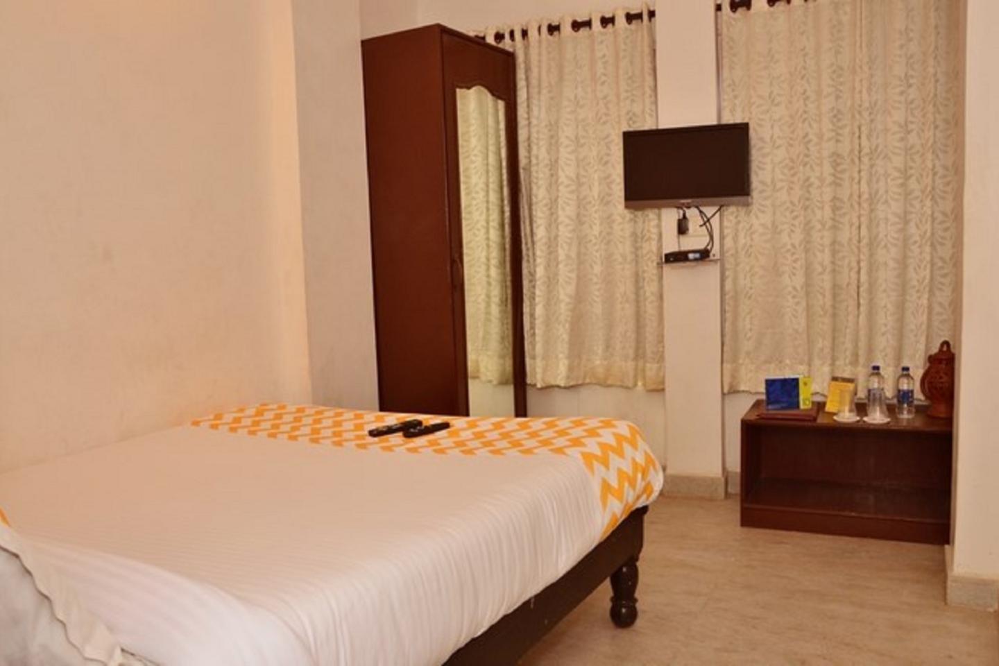Madhurasa Hotel- A Lake View Stay - Tap to explore photos
