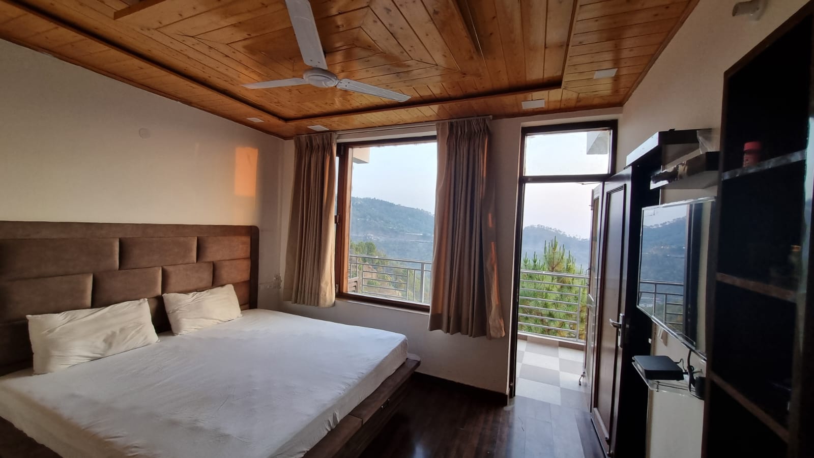 La - HILLS Homestay - Tap to explore photos