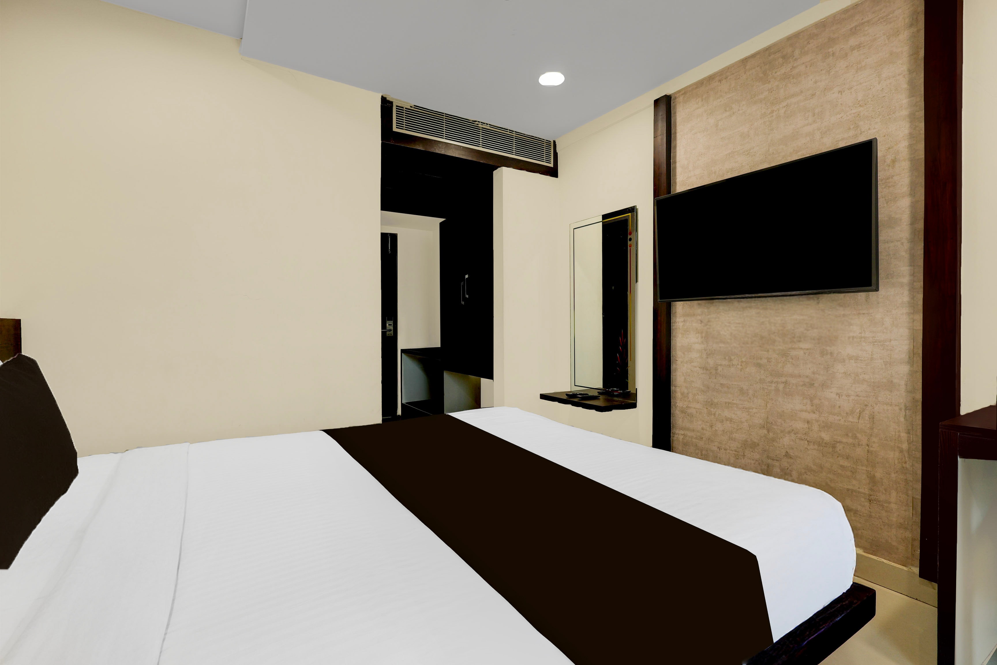 Super Townhouse Oak Vijayawada Formerly Madhuvan Grand - Tap to explore photos