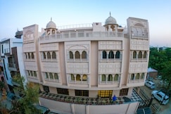 Hotel The Taj Vista Agra ..walking distance to Tajmahal.., Agra
