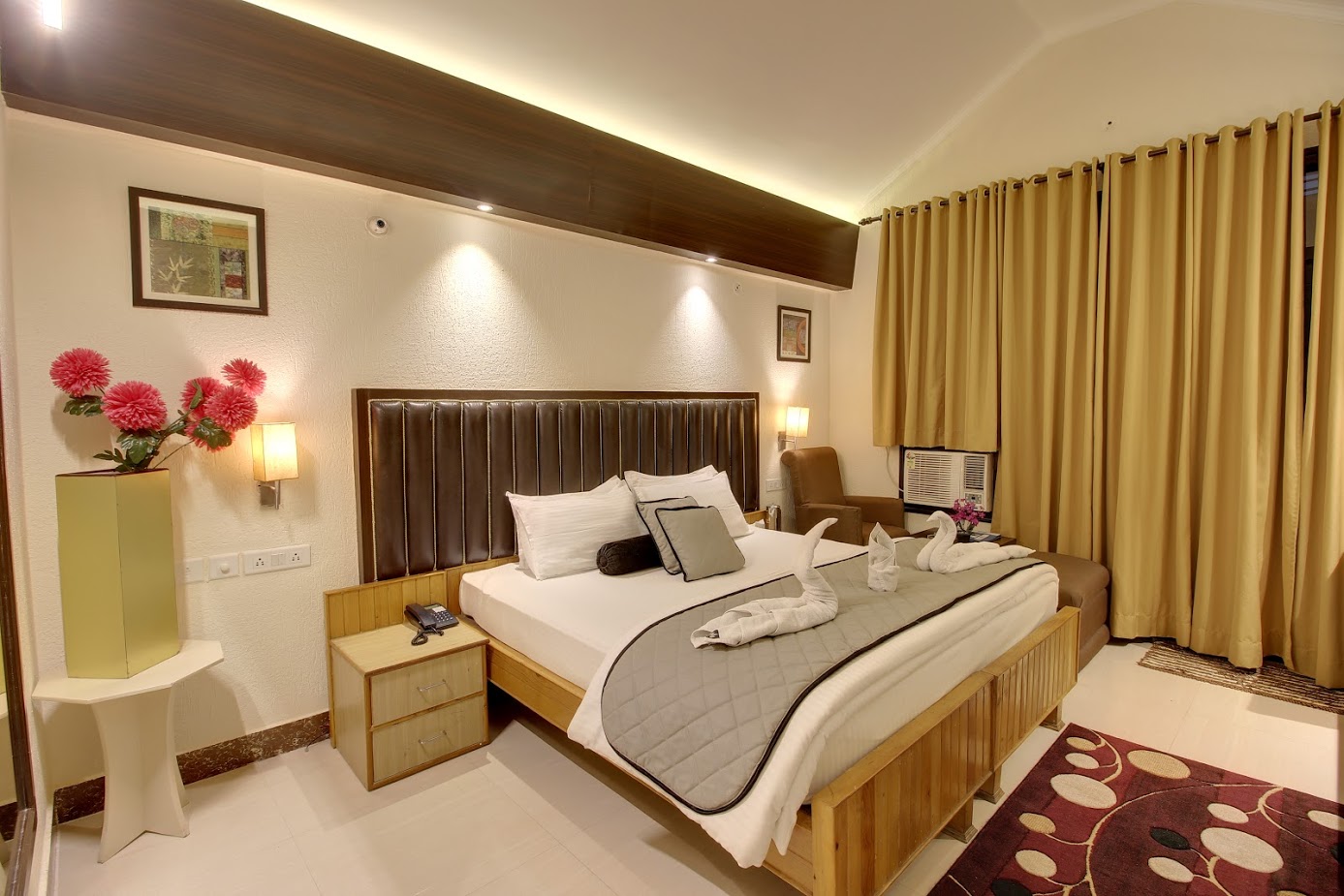 Hotel Harshikhar A Panoramic Lake view Property - Tap to explore photos