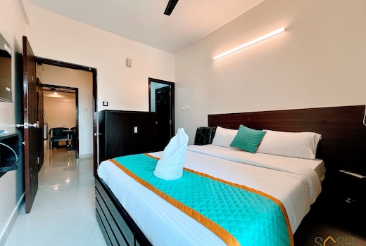 Elegant Queen Room with Private Balcony & AC