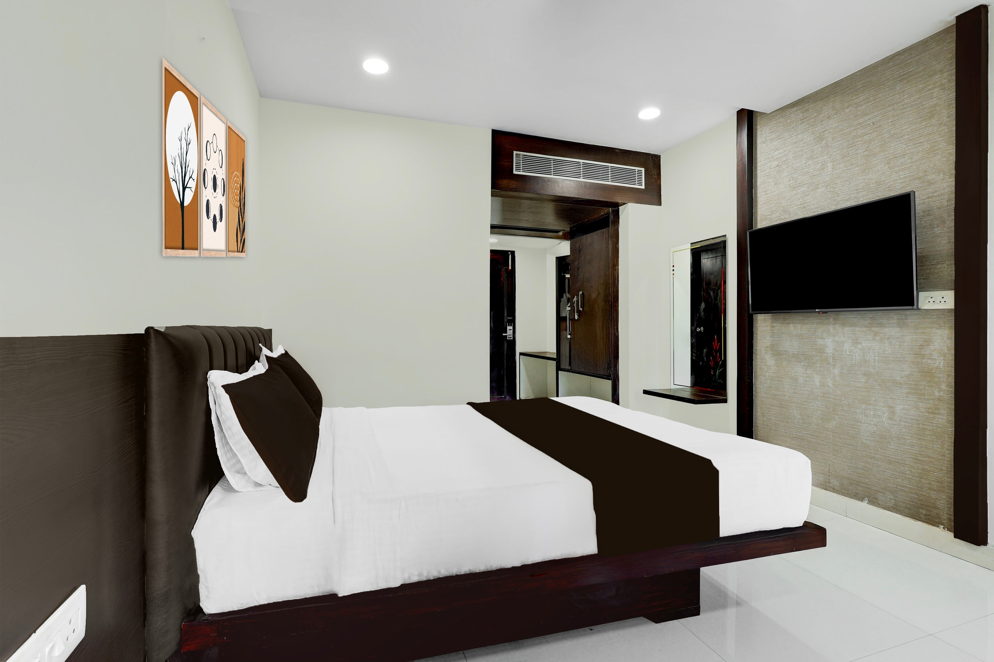 Super Townhouse Oak Anu Hospital Elur Road Formerly Grand Tankasala - Tap to explore photos