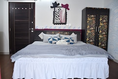 The Burgundy Hour -Studio With City-View Balcony, Jaipur